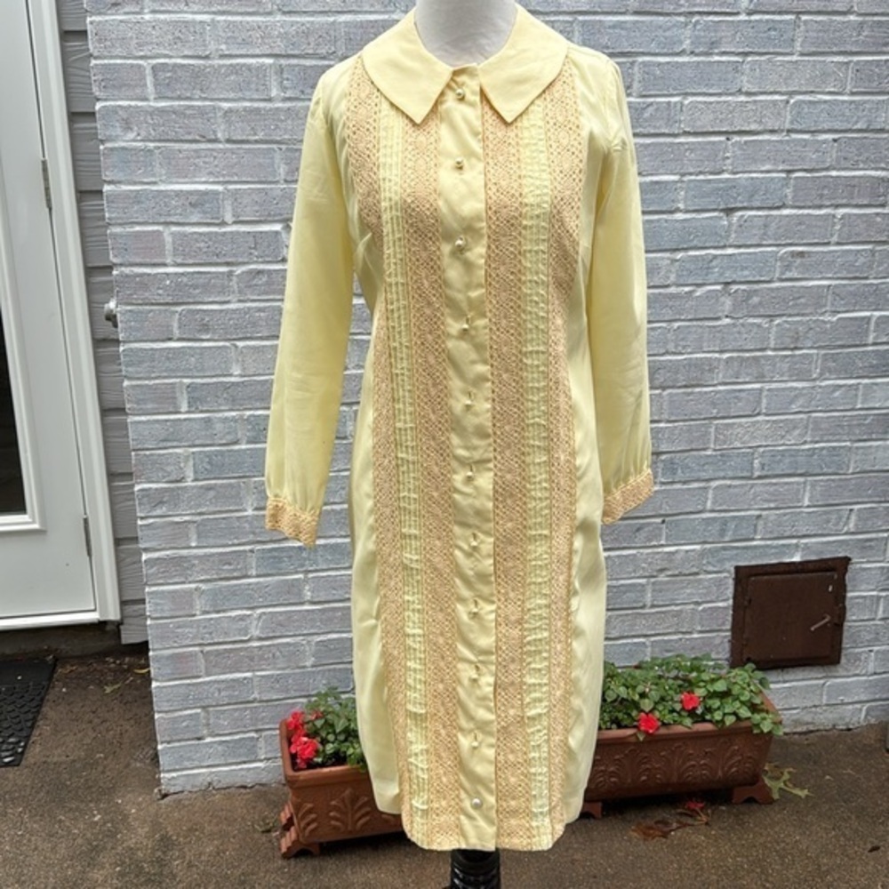 Vintage 50s AinR Jr. yellow w/ lace detail Shift Dress
Large